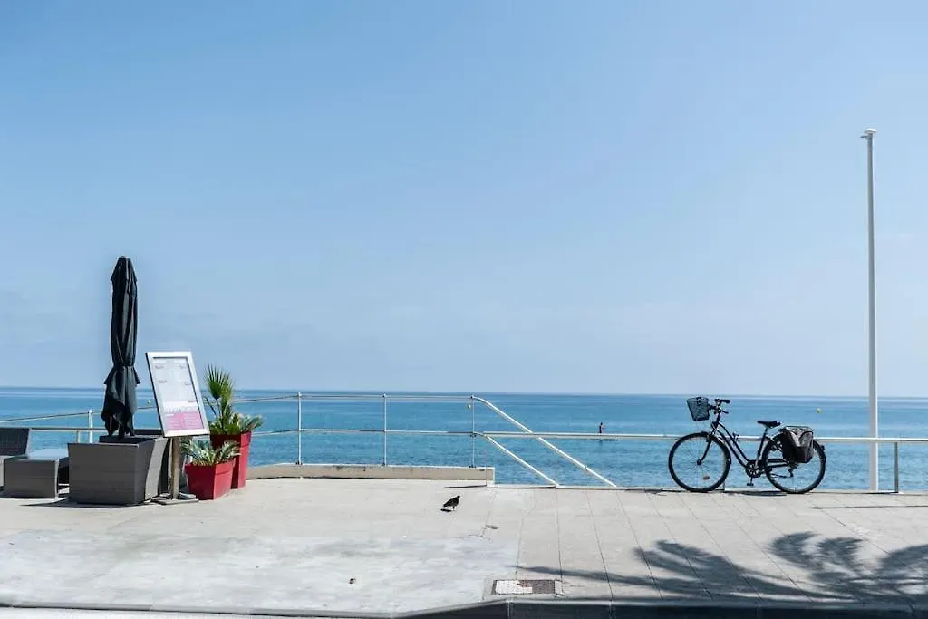 Superbe Studio Avec Terrasse En Front De Mer Menton 0*,  Frankrig