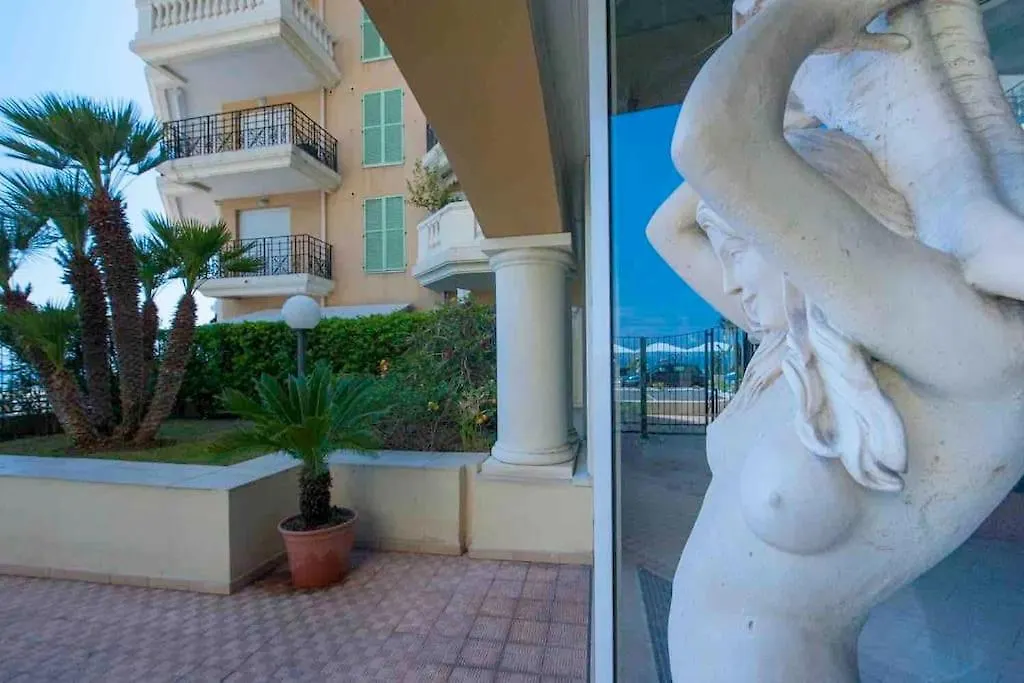 Appartamento Superbe Studio Avec Terrasse En Front De Mer Mentone Francia